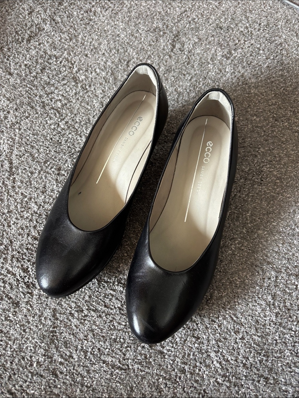 Ecco Women’s Black Leather Rounded-Toe Flats